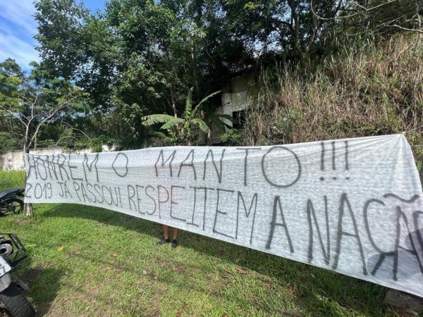 Foto: Divulgação/Raça Rubro-Negra – Torcedores não pouparam alguns dos campões da Libertadores há três anos
