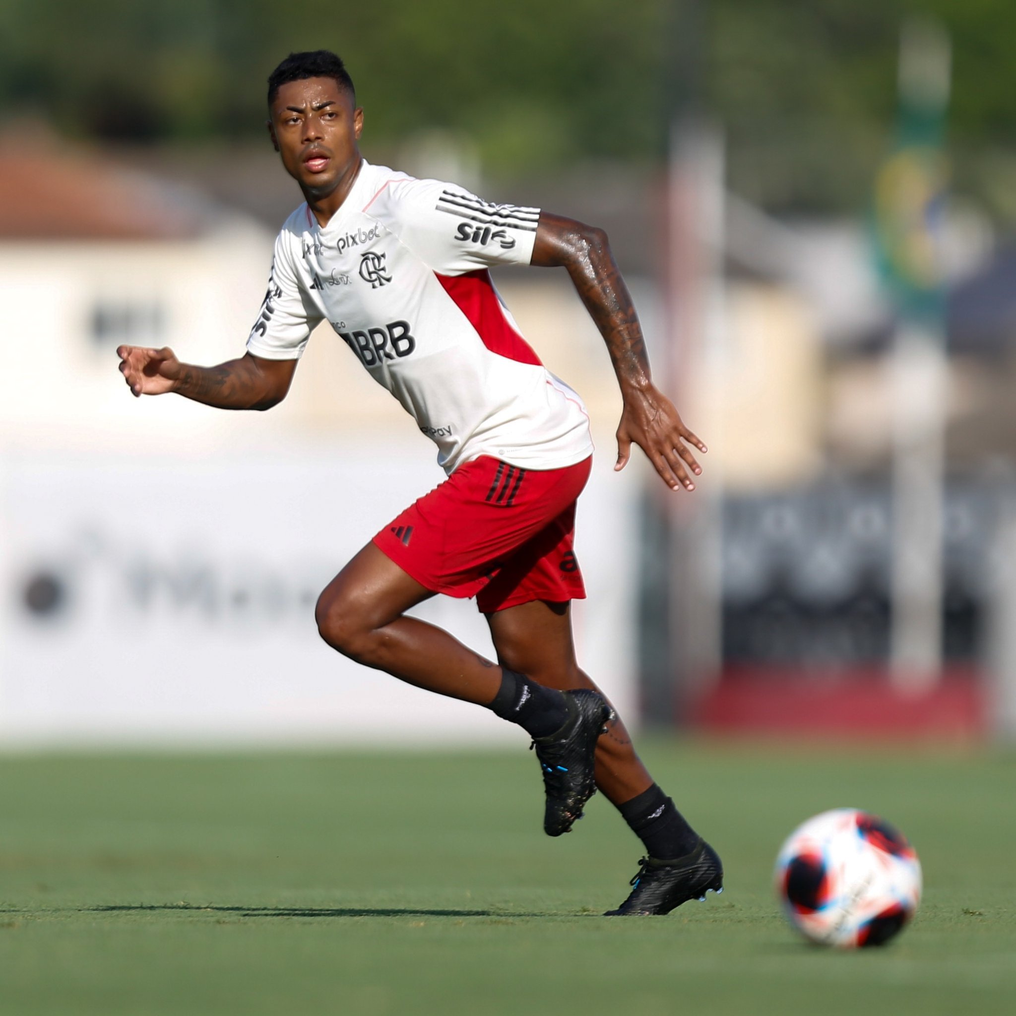 Foto: Gilvan de Souza/CRF – Bruno Henrique segue treinando
