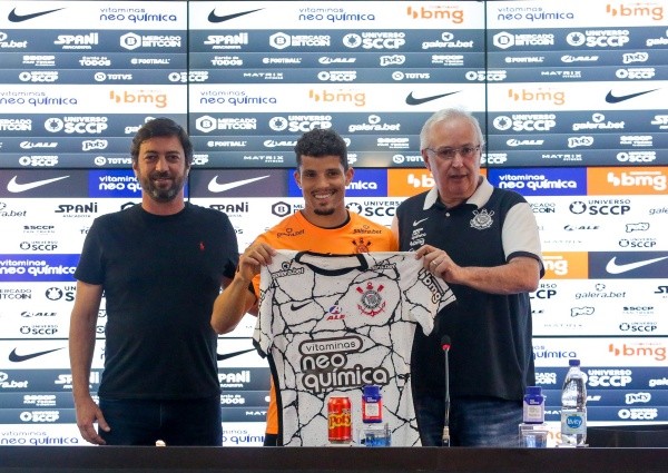 Foto: (Twitter Oficial Corinthians/Rodrigo Coca/Ag. Corinthians) - Apresentado nesta sexta (15), Rafael Ramos já deve estrear com a camisa do Corinthians neste sábado (16)