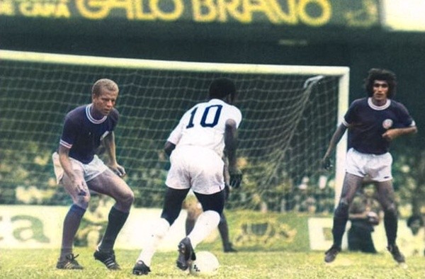O Divino encara o Rei Pelé, duelo de gigantes – Foto:Crédito: Acervo Histórico S.E. Palmeiras/Divulgação
