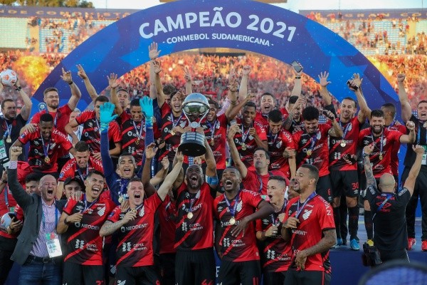 FocoUy/AGIF – Elenco do Athletico-PR comemorando o título da Sul-Americana