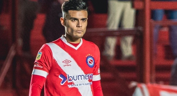 Foto: Divulgação/Argentino Jrs – Fausto Vera deu assistência em vitória contra o Boca Juniors pelo Argentino