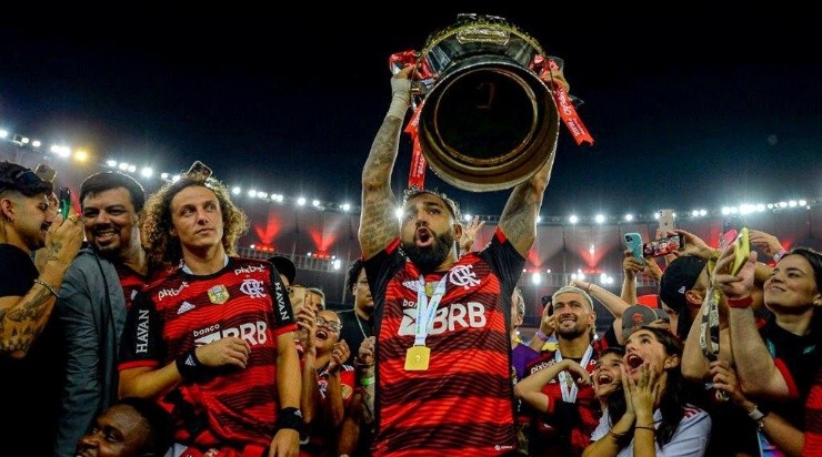 Foto: Marcelo Cortes/CRF - Gabigol levantando a taça em 2022.
