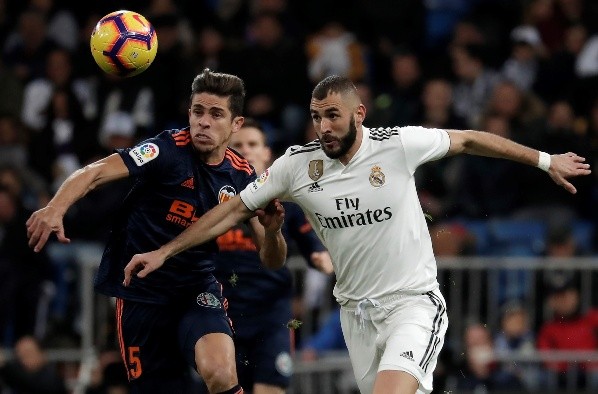 Foto:Burak Akbulut/Anadolu Agency/Getty Images – Gabriel Paulista marca Benzema em clássico na La Liga; zagueiro foi ventilado no Flamengo