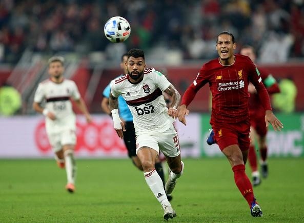 MB Media/Getty Images – Gabigol e Van Dijk em disputa pela bola no Mundial de Clubes