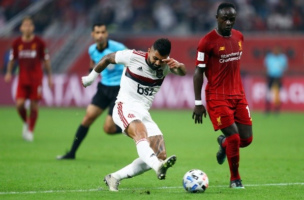 Getty Images/Francois Nel – Gabigol chuta bola ao lad de Mané, do Liverpool