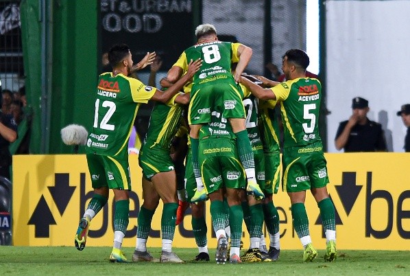 Time do Defensa y Justicia comemorando gol. (Foto: Getty Images)