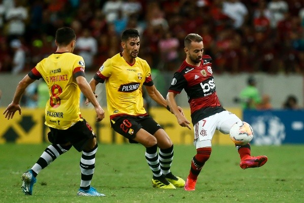 Foto: Bruna Prado/Getty Images – Martínez (de costas) disputa bola contra Éverton Ribeiro em semifinal da Libertadores de 2021
