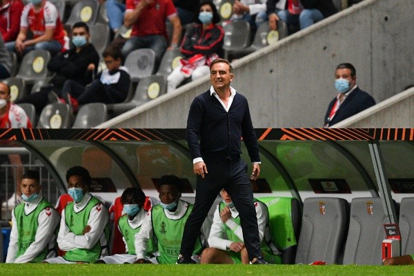 Octavio Passos/Getty Images/ Carlos Carvalhal em campo com o seu time, o Braga. 