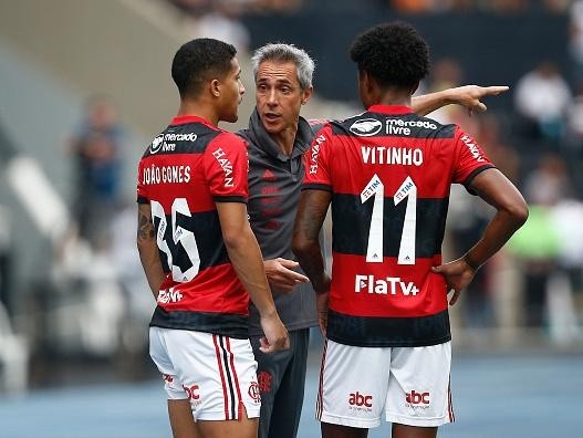 Wagner Meier/Getty Images – Paulo Sousa passando instruções a jogadores do Flamengo