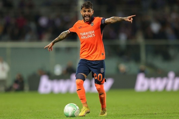 Foto: Gabriele Maltinti/Getty Images – Júnior Caiçara defendeu oBasaksehir até fevereiro e Santos monitora sua situação