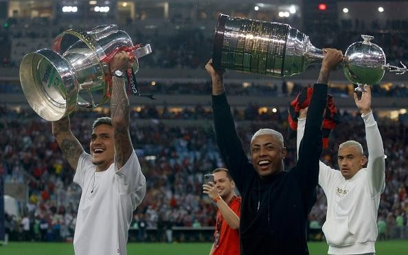 Wagner Meier/Getty Images – Jogadores do Flamengo carregando as taças de campeão da Libertadores e Copa do Brasil deste ano