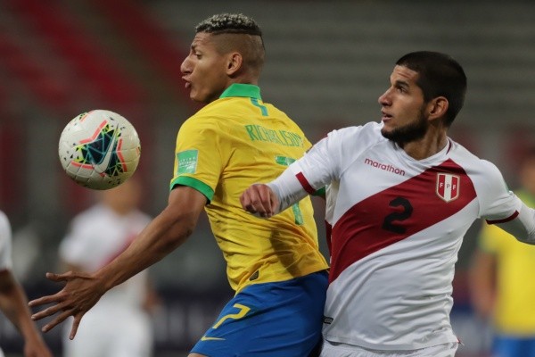 Foto:Sebastian Castaneda – Pool/Getty Images – Luis Abram marca Richarlison em Peru x Brasil pelas Eliminatórias