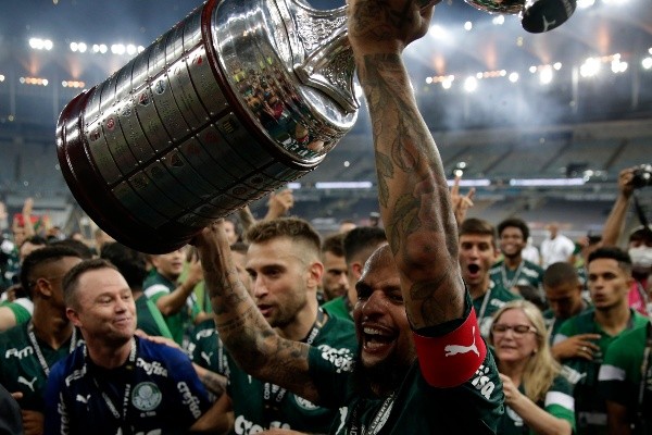 Foto:Ricardo Moraes – Pool/Getty Images – Volante levanta taça de campeão da Libertadores em 2020. Será que vem o bi?