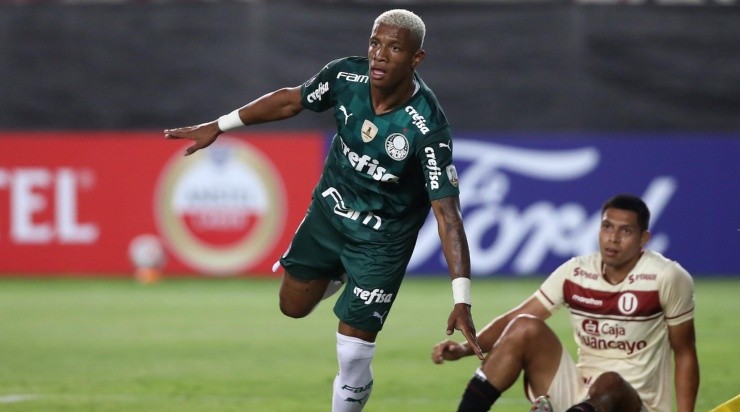 Danilo comemora gol com a camisa do Palmeiras (Foto: Getty Images)