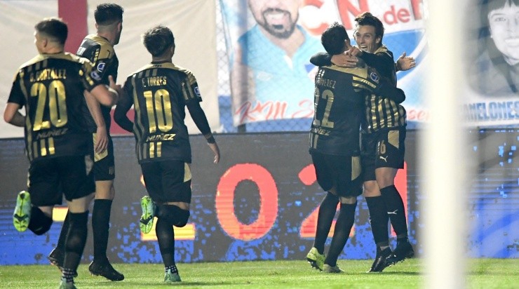 Jogadores do Peñarol comemoram gol pela Sul-Americana (Foto: Getty Images)