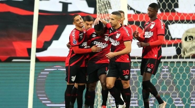 Comemoração dos jogadores do Athletico (Foto: Getty Images)