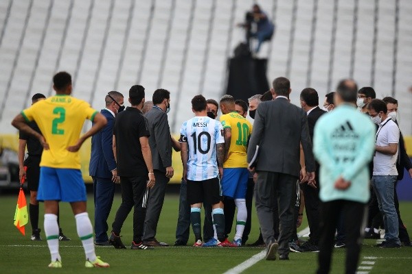Neymar e Messi conversam com arbitragem e agentes da Anvisa e PF sobre paralisação de Brasil x Argentina (Foto:Alexandre Schneider/Getty Images)