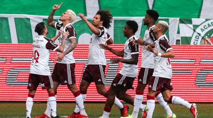 Jogadores do Flamengo comemoram gol diante do Palmeiras (Foto: Getty Images)