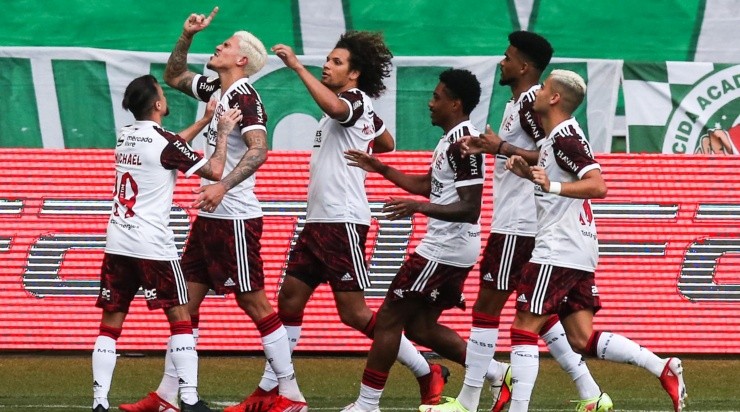 Jogadores do Flamengo comemoram gol diante do Palmeiras (Foto: Getty Images)