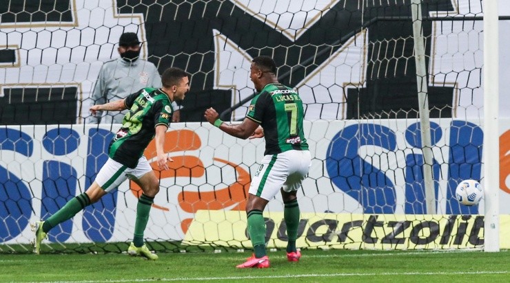 Jogadores do América-MG comemoram gol (Foto: Getty Images)