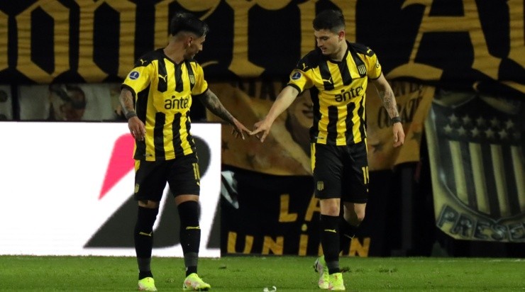 Comemoração dos jogadores do Peñarol (Foto: Getty Images)