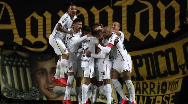 Jogadores do Athletico comemoram gol (Foto: Getty Images)