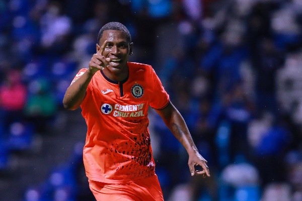 Foto: (Manuel Velasquez/Getty Images) - Bryan Angulo rescindiu com o Cruz Azul, do México, para assinar com o Santos sem custos de transferência