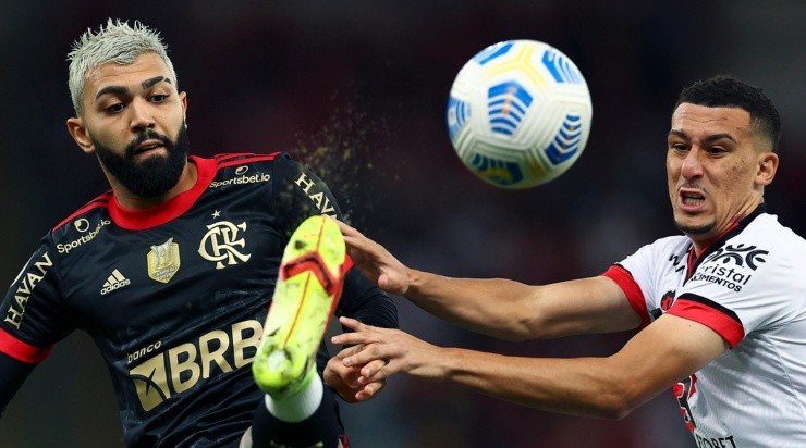 Gabigol disputa a bola com Baralhas dentro de campo (Foto: Getty Images)