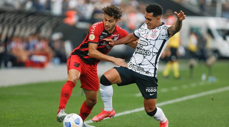 Jogadores de Corinthians e Athletico disputam a bola dentro de campo (Foto: Getty Images)