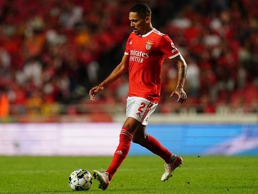 Gualter Fatia/Getty Images – Gilberto atuando com a camisa do Benfica