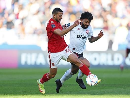 Christopher Lee – FIFA/FIFA via Getty Images – Gabriel disputando a bola contra jogador do Al Ahly