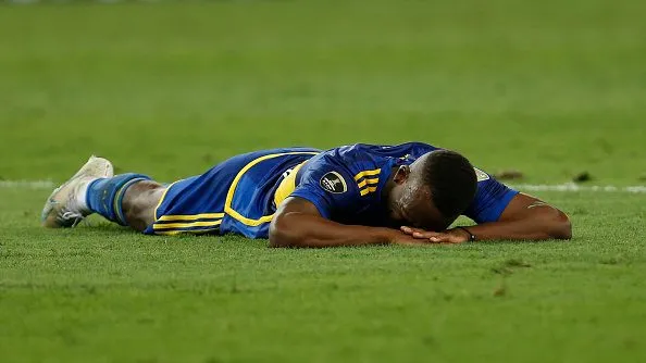 Advíncula lateral do Boca Juniors chorando