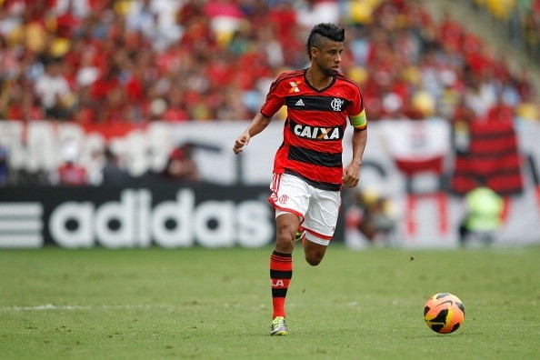 Léo Moura pelo Flamengo, em 2013. Lateral atuou por dez anos no clube. Créditos: Ricardo Ramos/Getty Images