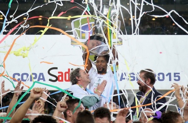 Foto:Friedemann Vogel/Getty Images | Zé Roberto levanta troféu da     Copa do Brasil pelo Palmeiras, em 2015