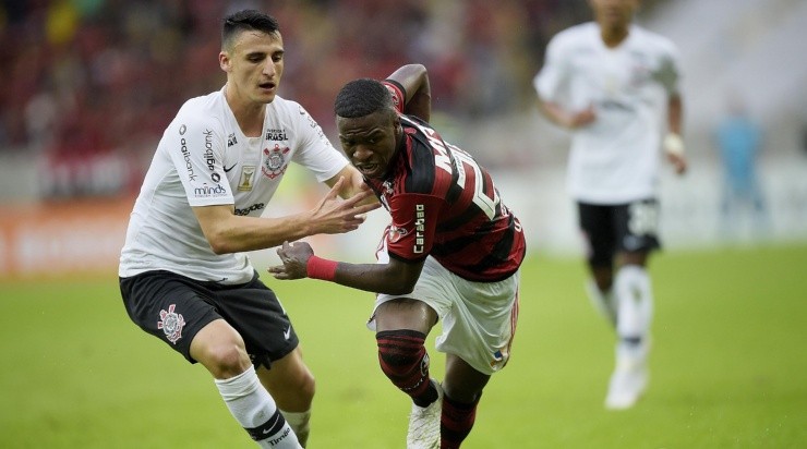Mantuan marca Vinícius Júnior em partida contra o Flamengo, no ano de 2018 (Foto: Getty Images)