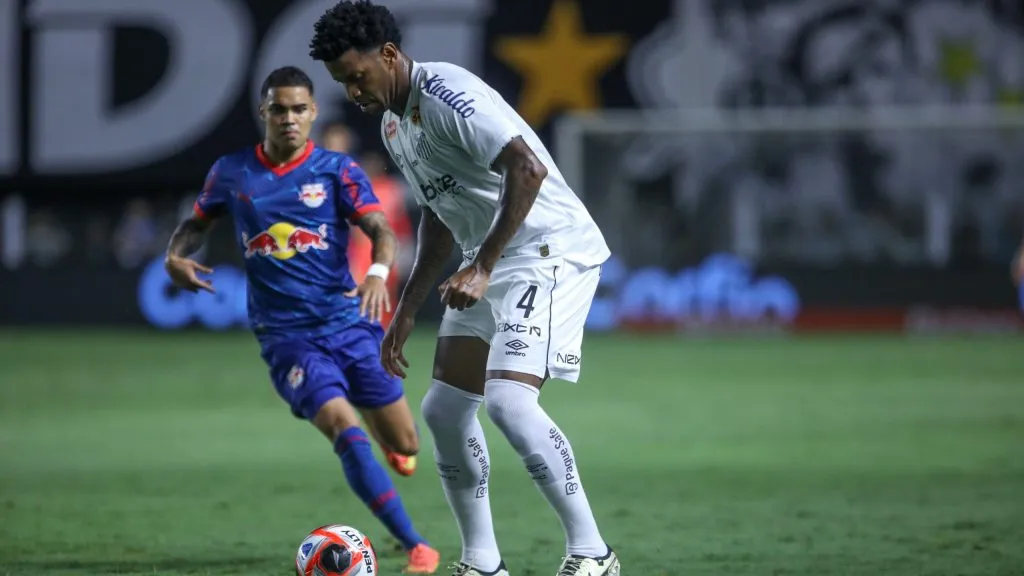  Gil jogador do Santos durante partida contra o Bragantino no estádio Vila Belmiro pelo campeonato Paulista 2025. Foto: Reinaldo Campos/AGIF