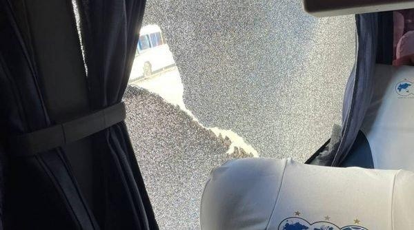 Um torcedor do Inrternacional aremessou uma pedra no ônibus do Grêmio, que acabou acertando o volante Matías Vilassanti. Foto: Reprodução/ Twitter