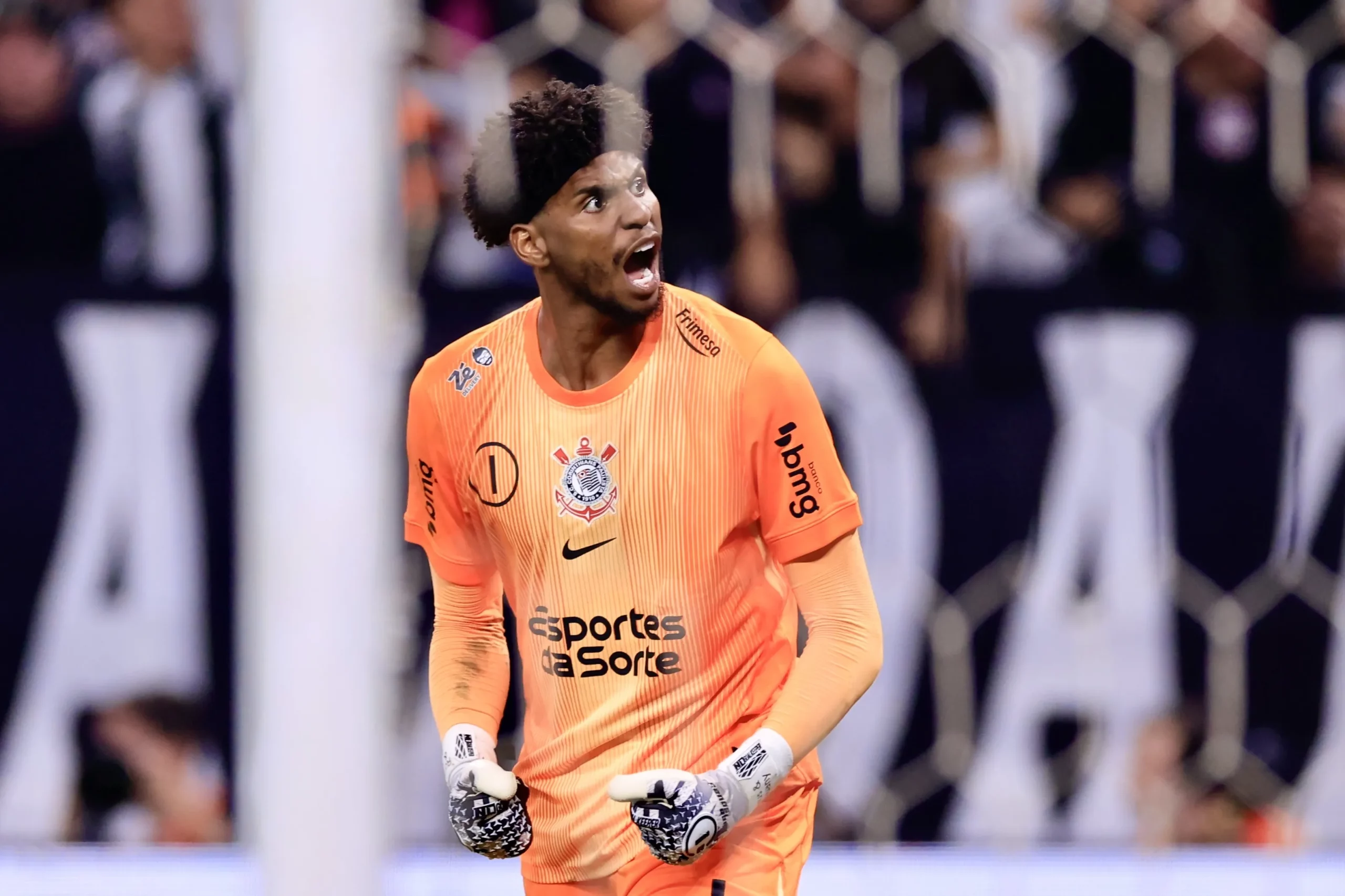 Hugo Souza defendeu dois pênaltis contra o Cruzeiro, na semifinal da Copa do Brasil. Foto: Marcello Zambrana/AGIF