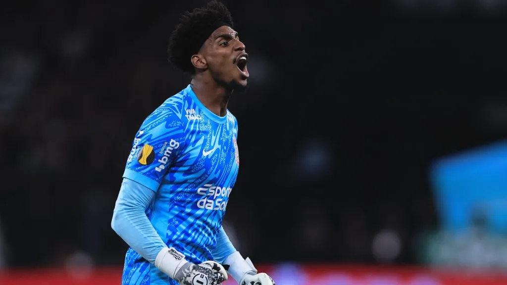 Hugo Souza goleiro do Corinthians comemora gol de sua equipe durante partida contra o Santos no estádio Arena Corinthians pelo campeonato Paulista 2025. Foto: Ettore Chiereguini/AGIF