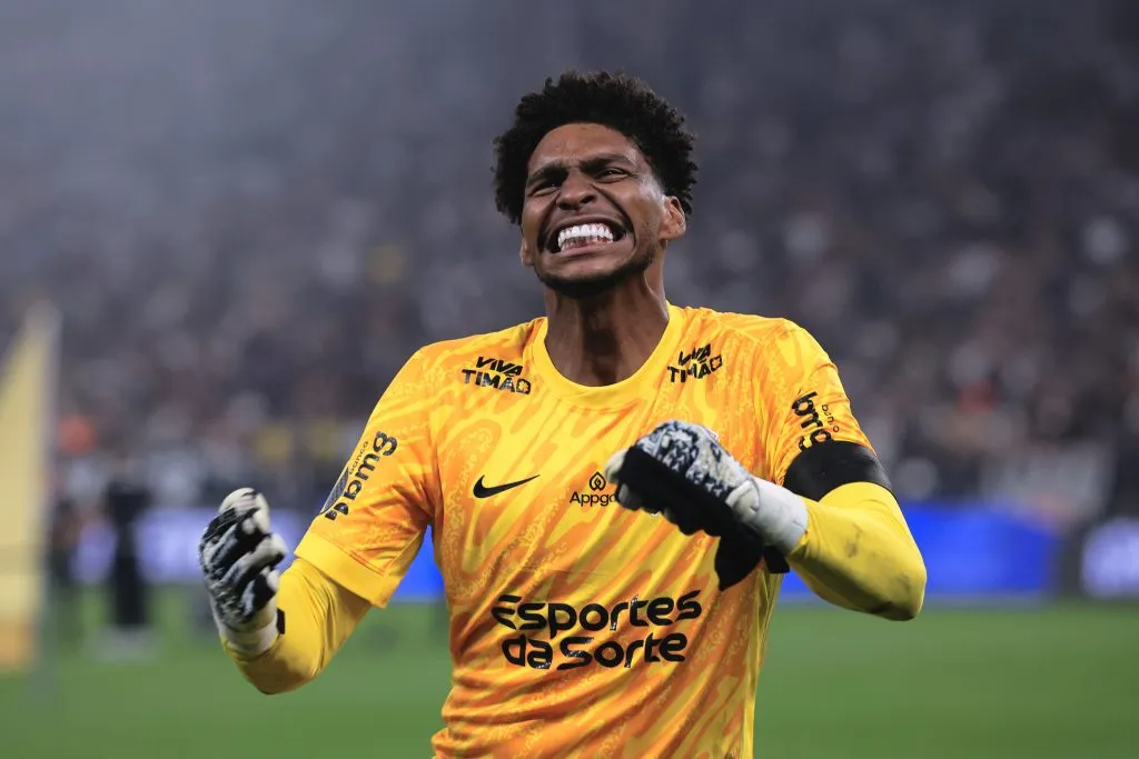 Hugo Souza jogador do Corinthians comemora durante partida contra o Palmeiras – Foto: Ettore Chiereguini/AGIF