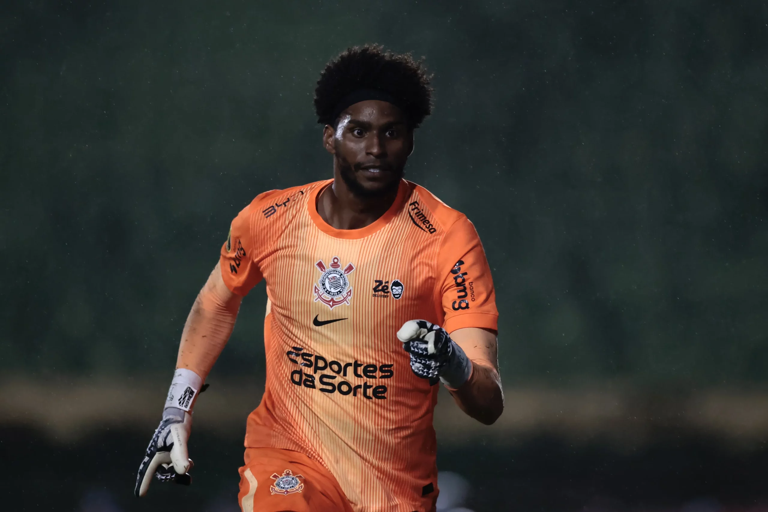 O goleiro Hugo Souza é um dos pendurados. Foto: Marcello Zambrana/AGIF