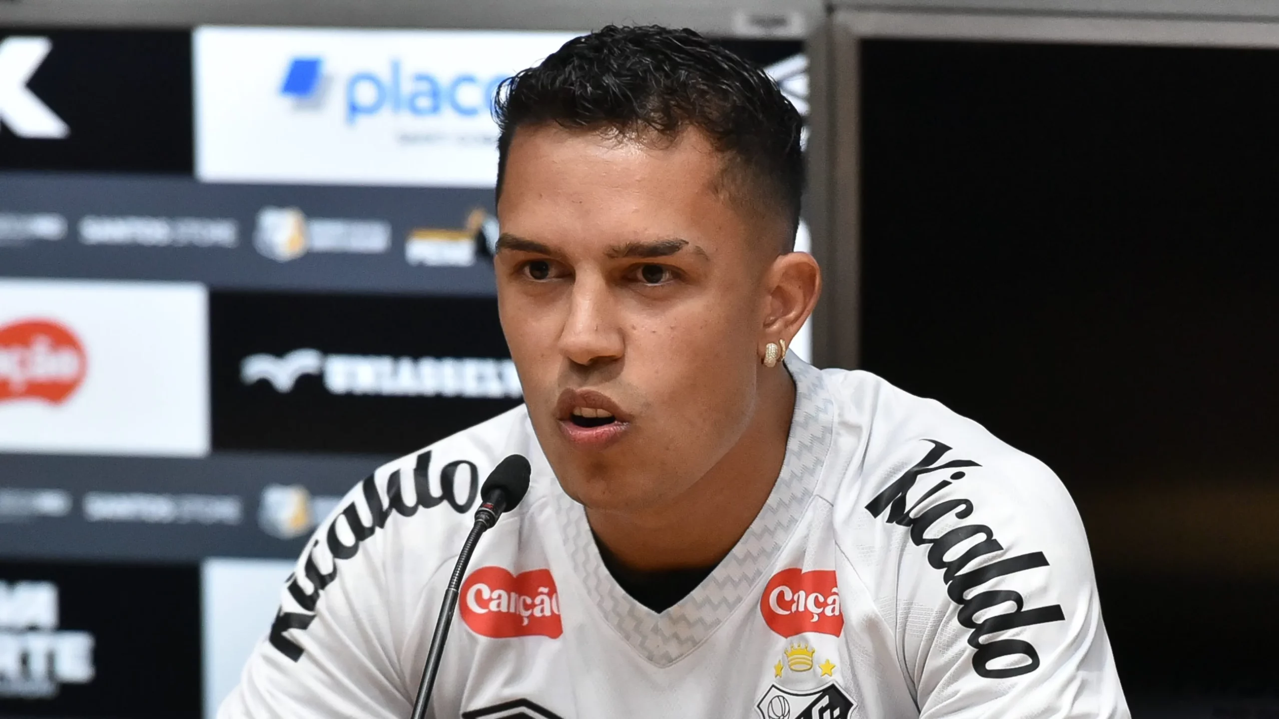 Igor Vinicius durante sua apresentacao oficial como jogador do Santos em coletiva de imprensa realizada no Vila Belmiro.  Foto: Jota Erre/AGIF