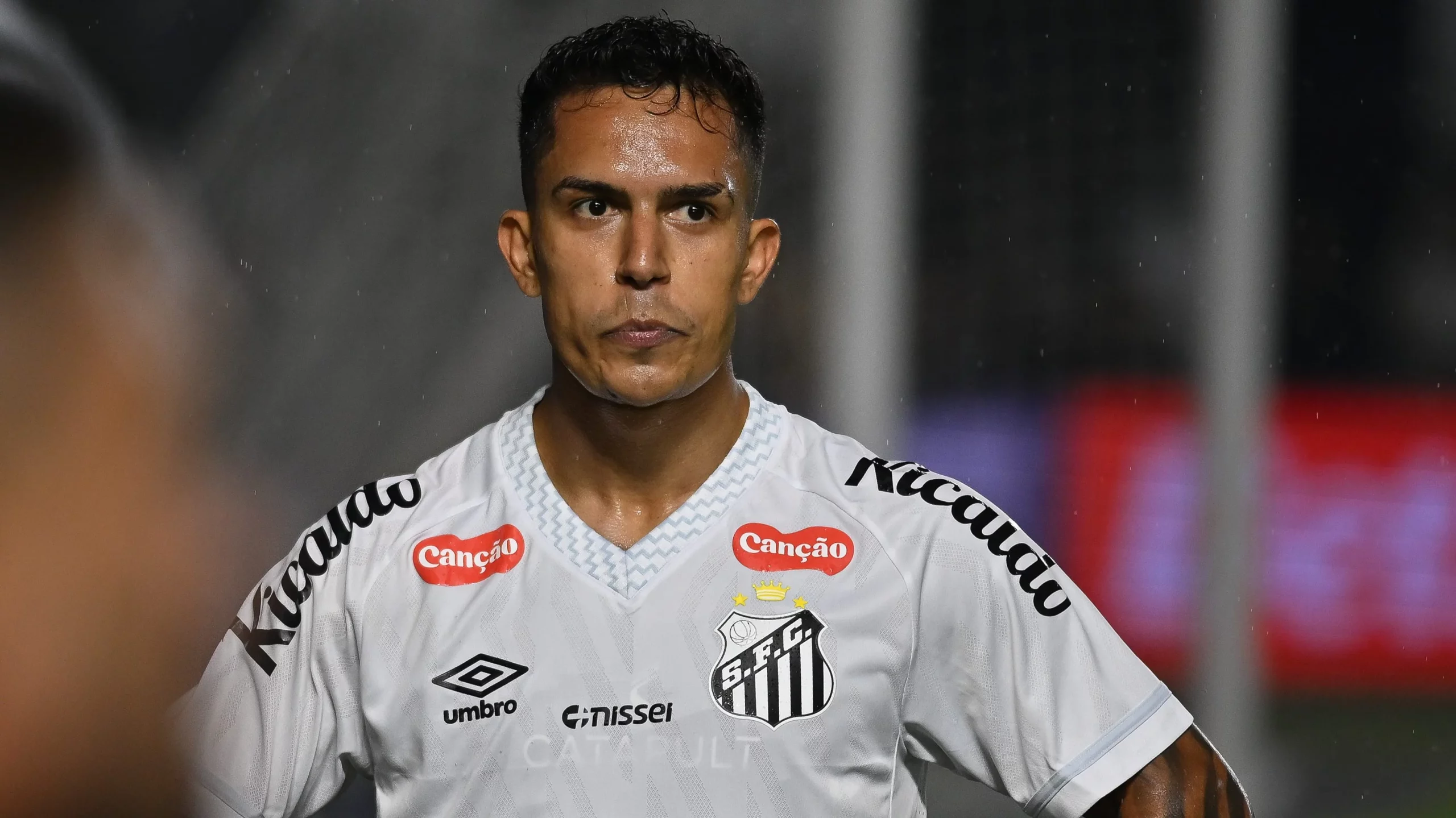 Igor Vinicius jogador do Santos durante partida contra o Internacional no estadio Vila Belmiro pelo campeonato Brasileiro A 2025. Foto: Jota Erre/AGIF