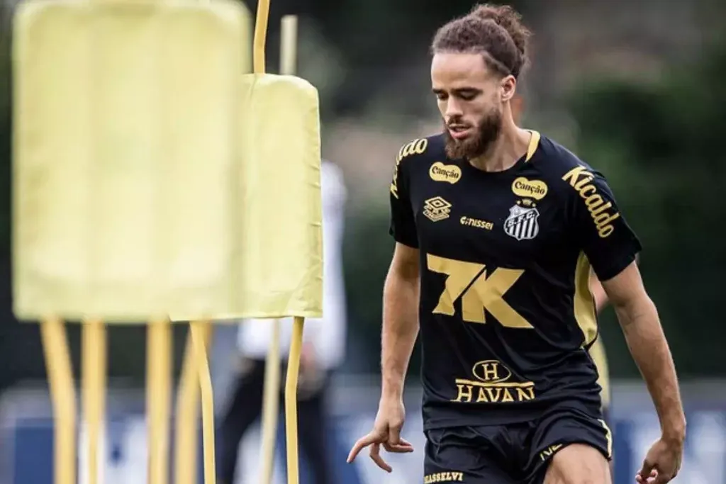 Argelino, aos poucos, vai mostrando seu potencial e Vojvoda tem gostado do que viu nos treinos – Foto: Raul Baretta/Santos FC