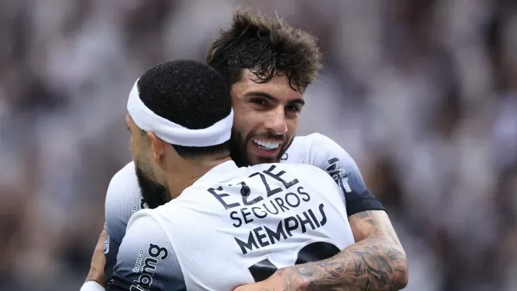 Yuri e Memphis comemorando gol no Brasileirão Betano – Foto: Marcello Zambrana/AGIF