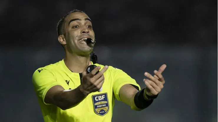 Flamengo ligou sinal de alerta com arbitragem após atuação de Davi de Oliveira Lacerda no Fla-Flu – © Jorge Rodrigues/AGIF