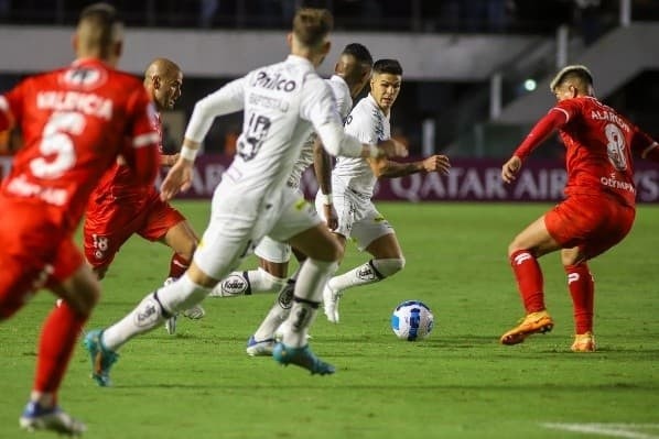 Foto: Fernanda Luz/AGIF – Com gol no final da partida, Santos vence e assume liderança do Grupo C da Sul-Americana