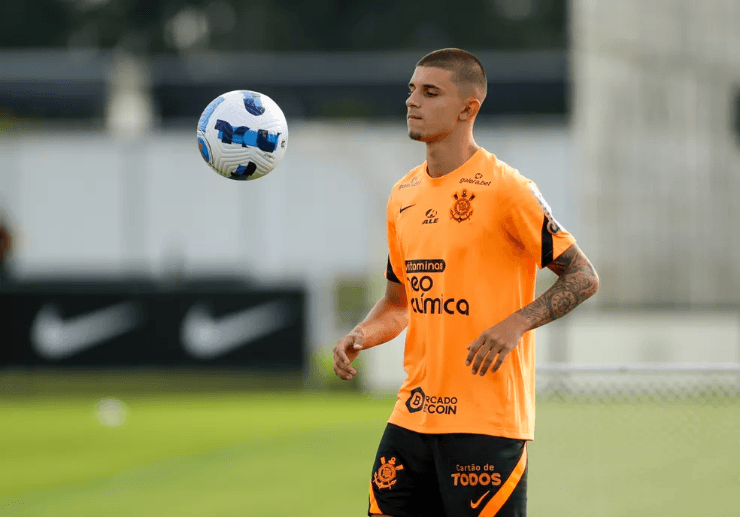 Léo Maná, lateral-direito da base do Corinthians, em treino no profissional — Foto: Rodrigo Coca/Ag. Corinthians