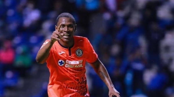 Foto: Manuel Velasquez/Getty Images – Bryan Angulo já acertou bases salariais com Santos e aguarda rescisão com Cruz Azul